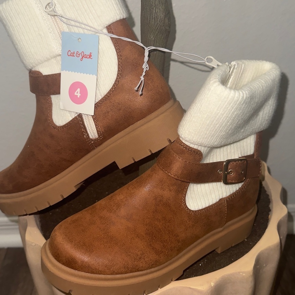 Cat & Jack Tan Kids Boots with Cream Accents - Picture 4 of 6